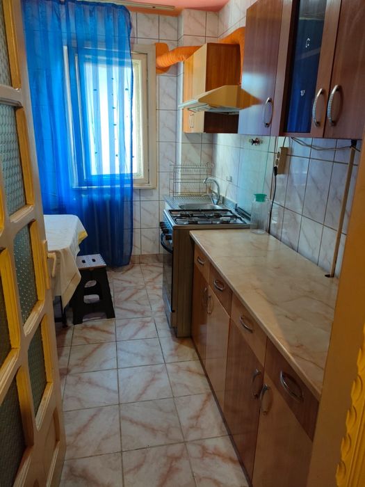 Apartament 3 camere semidecomandat
