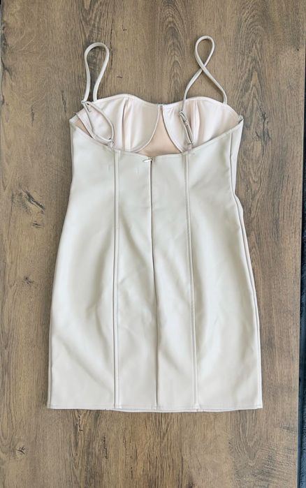 нова кожена рокля