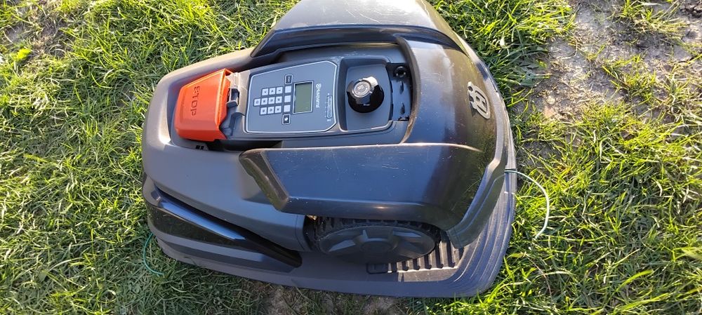 Robot de tuns gazon profesional Husqvarna  McCulloch original cu statie de încărcare
Nu dețin pinurile / se aprind 
Se vând cum se vad în poze 
Prețul