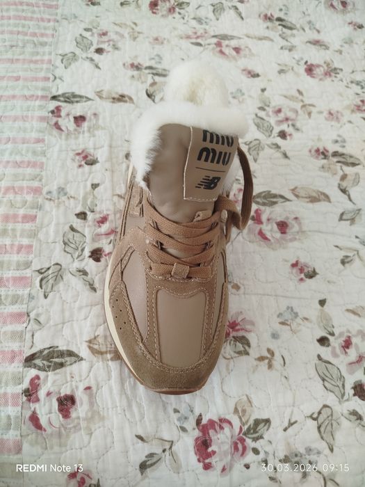 Продам кроссовки женские