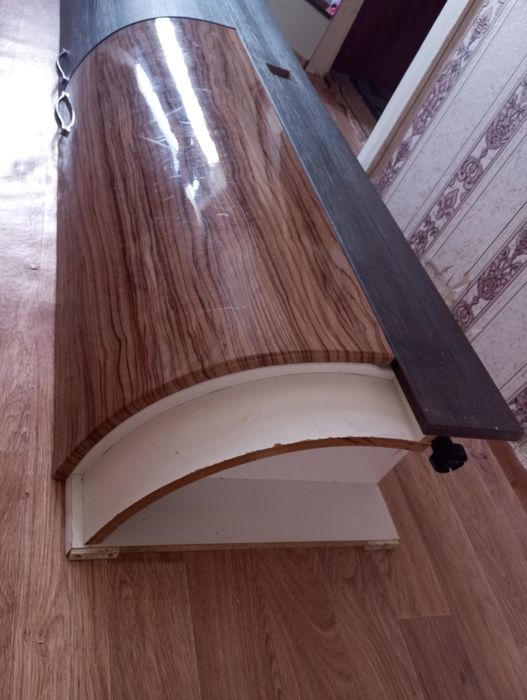 Продам угловой с полочками