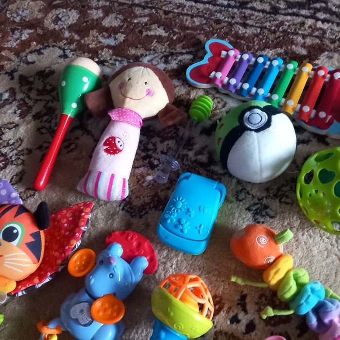 Лот играчки за бебе