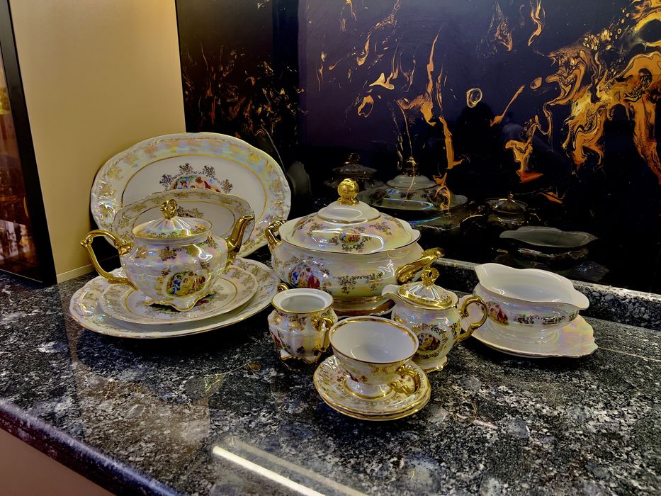 Роскошный сервиз из 20 или больше предметов с золотой отделкой –фарфор