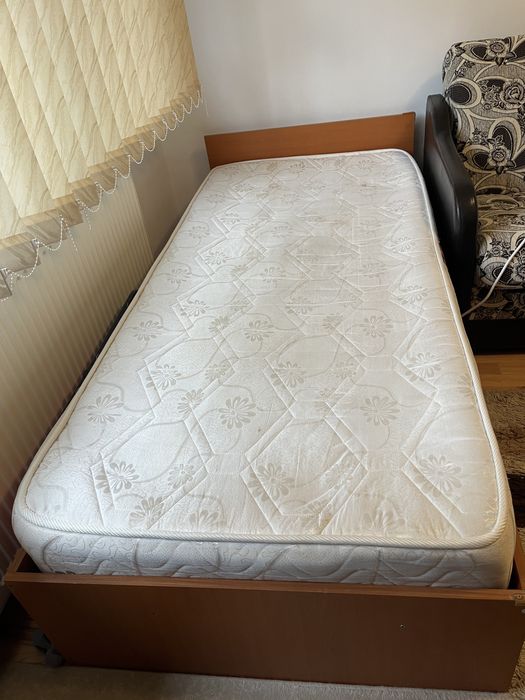 Mobila in stare foarte buna, mici defecte la pat si masa!