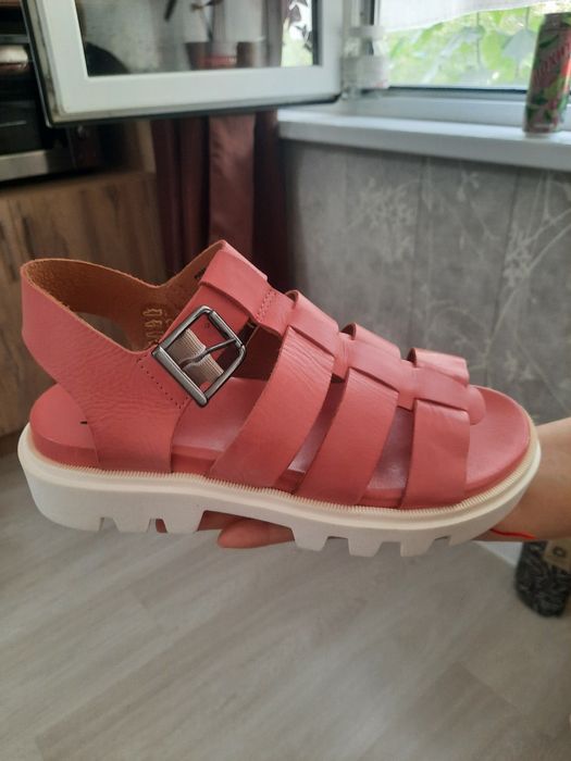 Продаётся босоножки