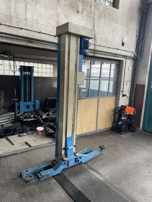 Продавам двустоечен автоподемник OMCN – 2500 кг.
В отлично състояние,