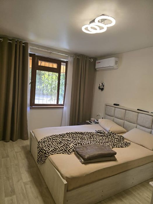 Продам 2х комнотную квартиру на 1-вом этаже с подвалом и трассой.