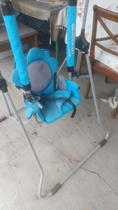 Продам 2 детских столика и качеля дёшево Б/у