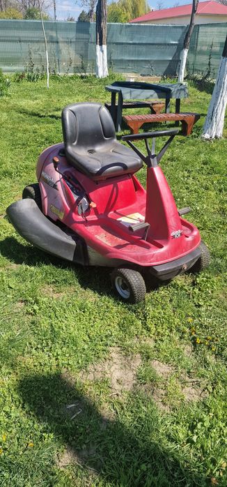 Tractoras honda de tuns iarba