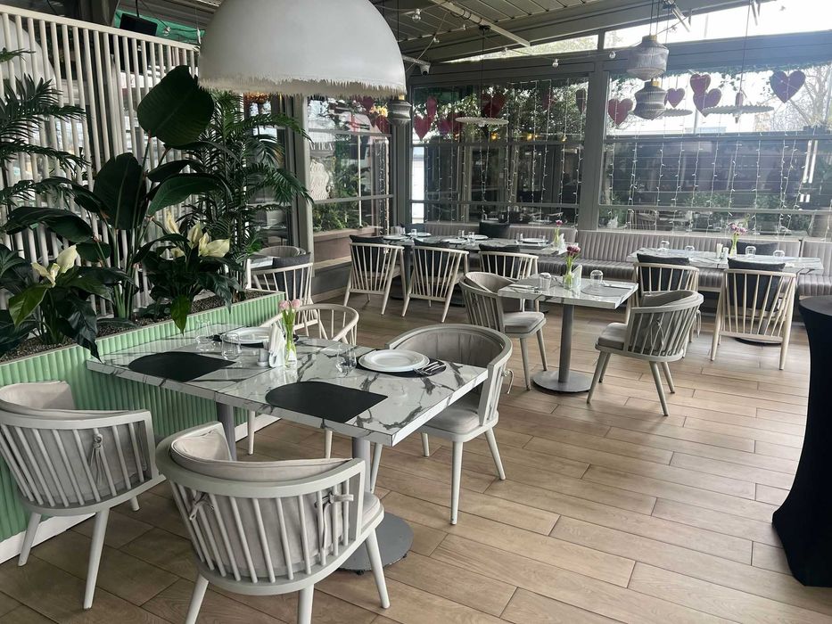 Mobilier restaurant complet – scaune lemn masiv + mese – 50% din prețul de nou