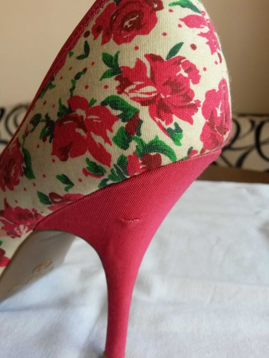 Маратонки Adidas, обувки на ток New Look