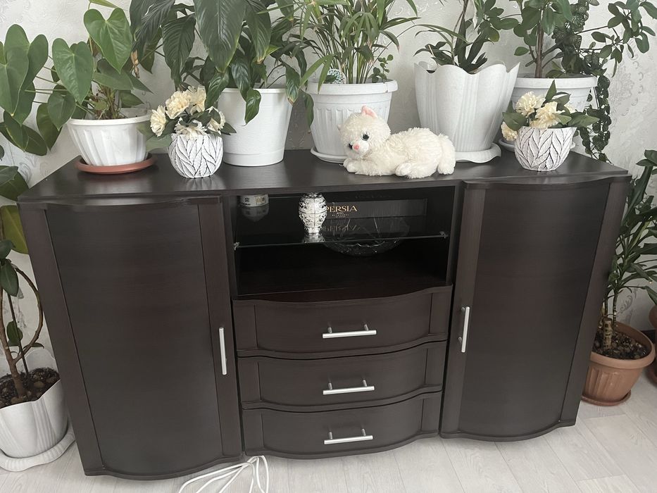 Гостевой стол со стулями и тумба