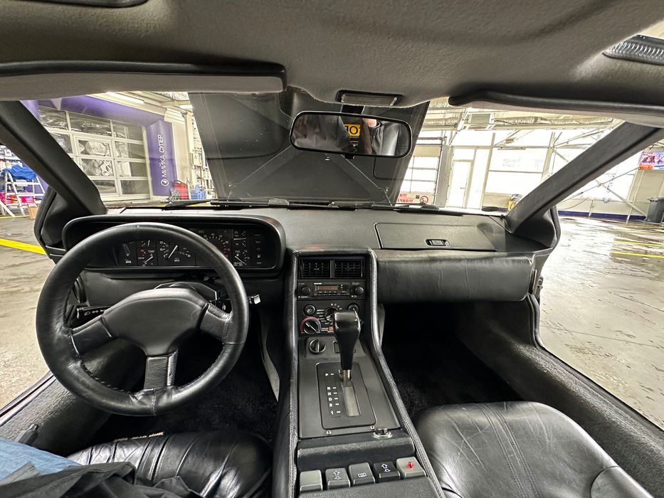 DMC 12 Delorean ретро