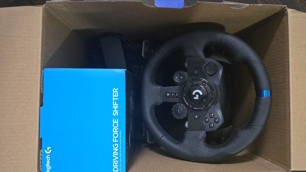 Logitech G923 + Pedale + Schimbător Logitech Driving Force Shifter