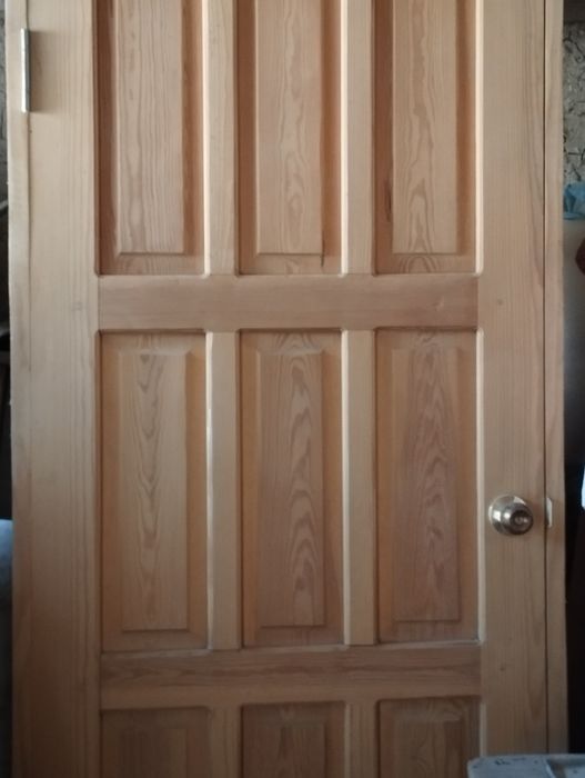 Продается новая деревянная дверь