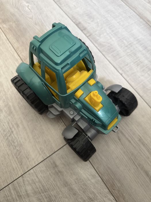 Трактор пластик новый