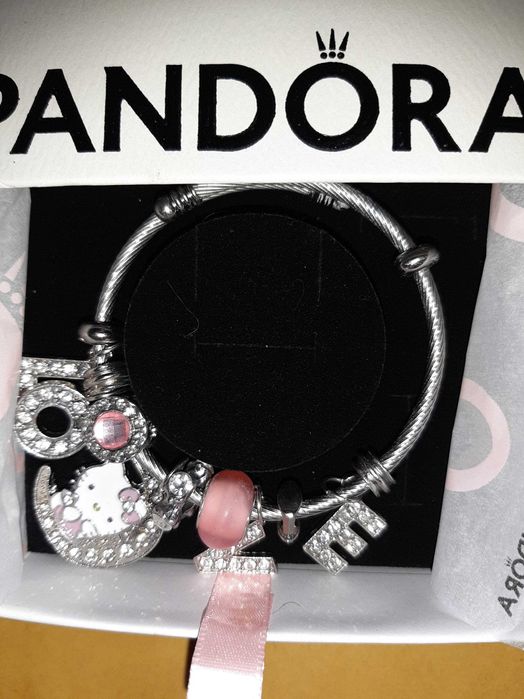 Bratara Hello Kitty roz in cutie cadou cu multe charm-uri stralucitoar