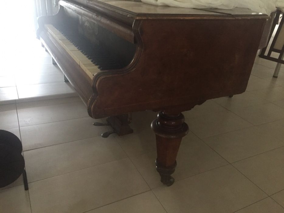 Vând pian vechi!negociabil