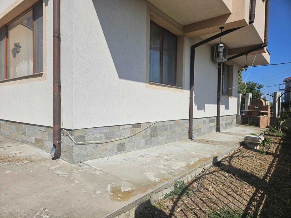 Чудесна двуетажна къща в село Баня