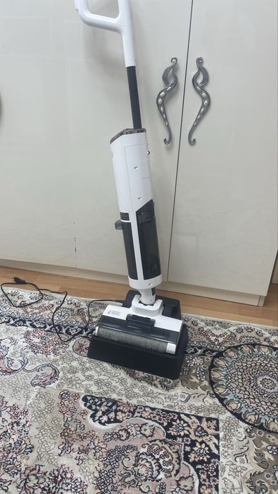 Срочно Продам вертикальный пылесос Le Bot