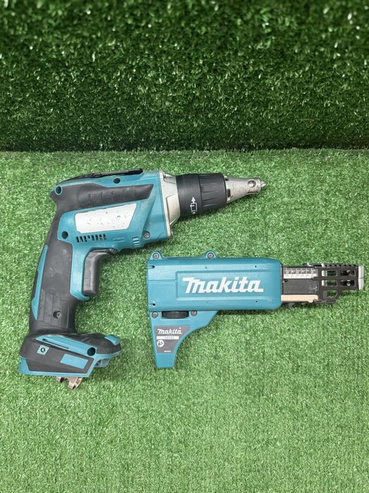 Безчетков винтоверт за гипсокартон с магазин Makita DFS452