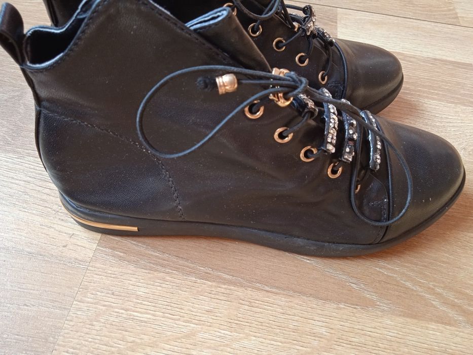 Боти с камъчета нови