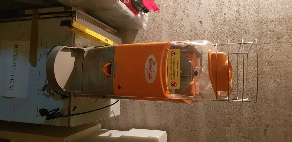 фреш машина Модел Orangenius с КОНТЕЙНЕР от неръждаема стомана