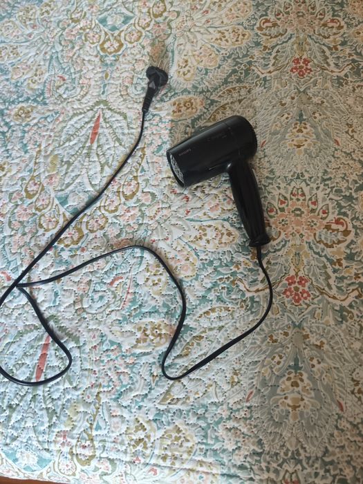 Компактен сешоар Philips 1100W