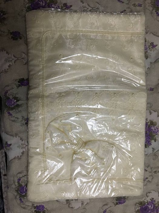 Kelinlar sarposi uchun pakrival yostig jildi bilan