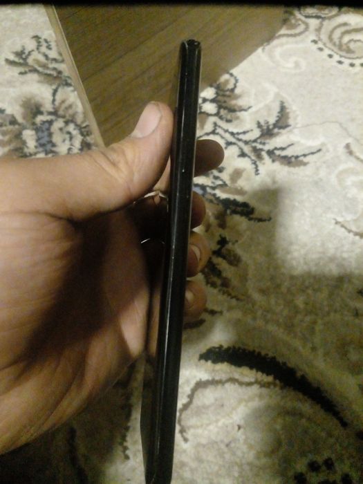 samsung s9+  yaxshi turibdi ozgina qirilgan joylari bor.