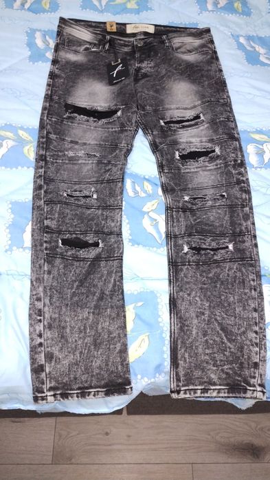 Мъжки дънки със скъсан ефект