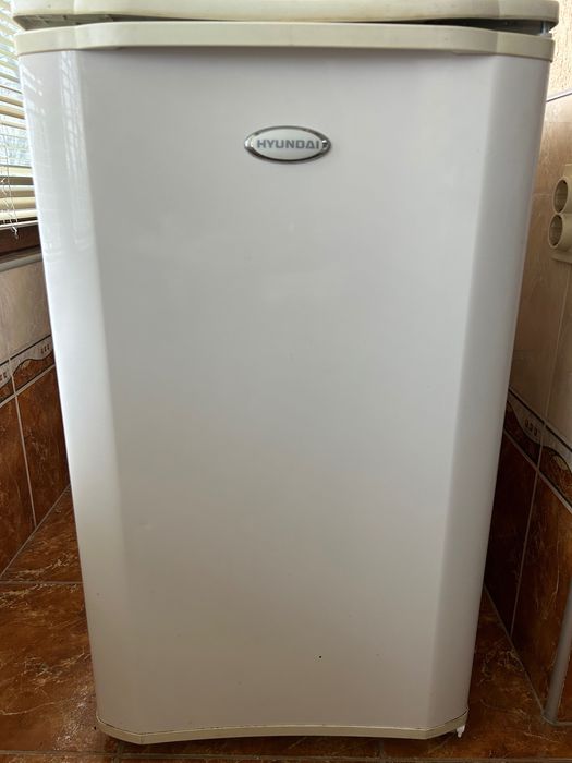 Хладилник малък с вътрешен горен фризер