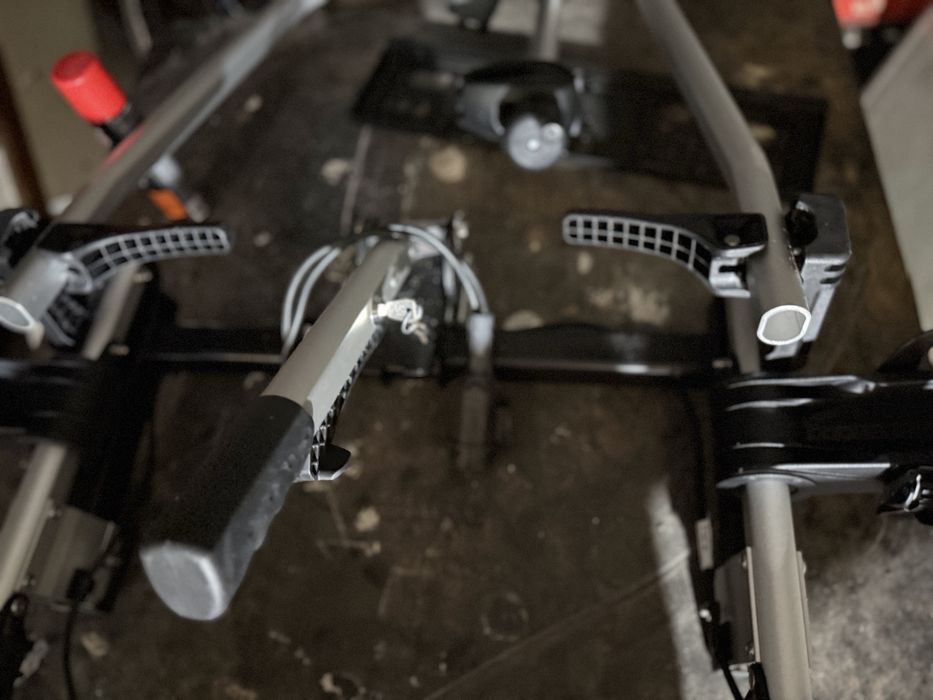 Продава се стойка за две колела закрепваща се за теглича