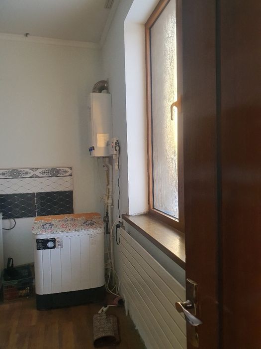 Участка сотилади, холати яхши, кирпичный дом, плита потолок.