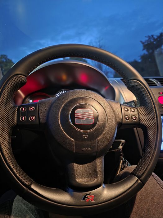 Volan Seat Leon 1p FR retapitat in stare foarte buna