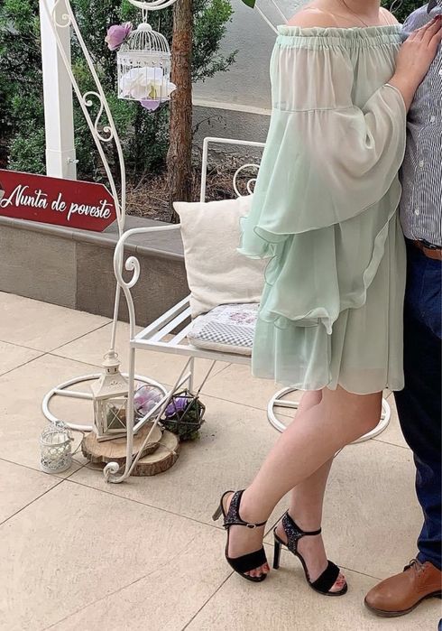 Rochie scurtă, culoare verde deschis.