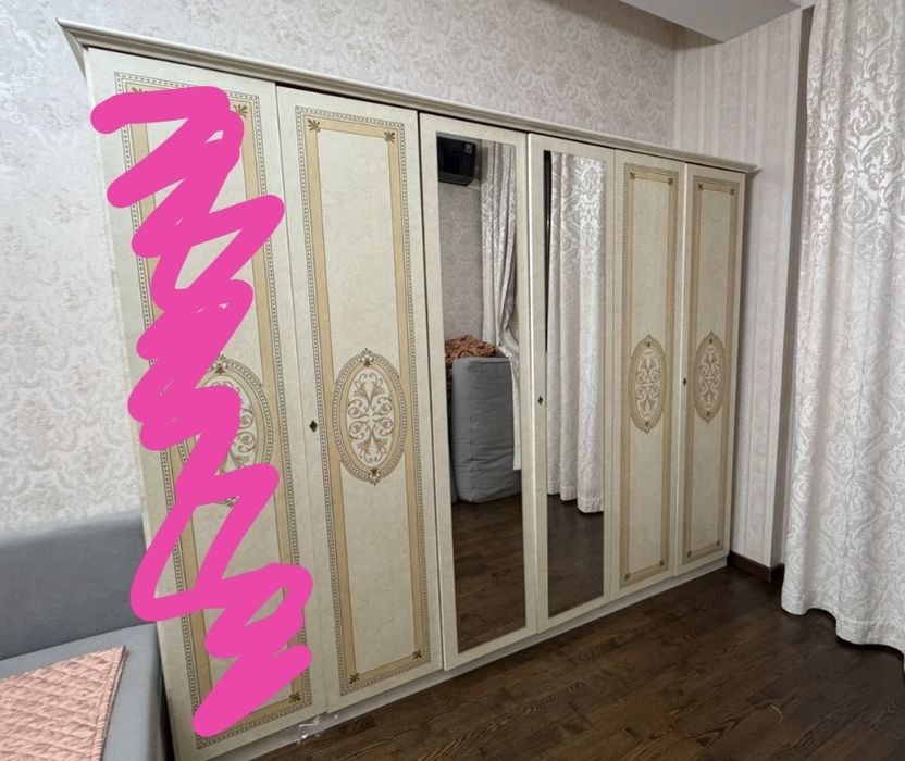 Шкаф платяной бежевого цвета
