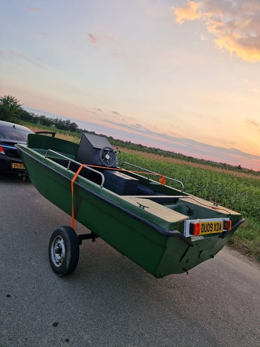 Barca de pescuit cu Motor de 10 cai putere