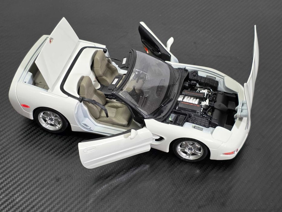 Macheta Auto 1/18 Burago Chevrolet Corvette C5 1997