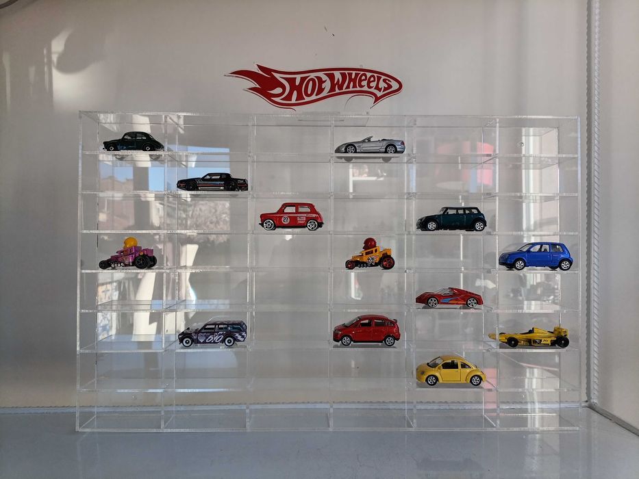 Hot Wheels  стелаж , предназначен за 48 колички .