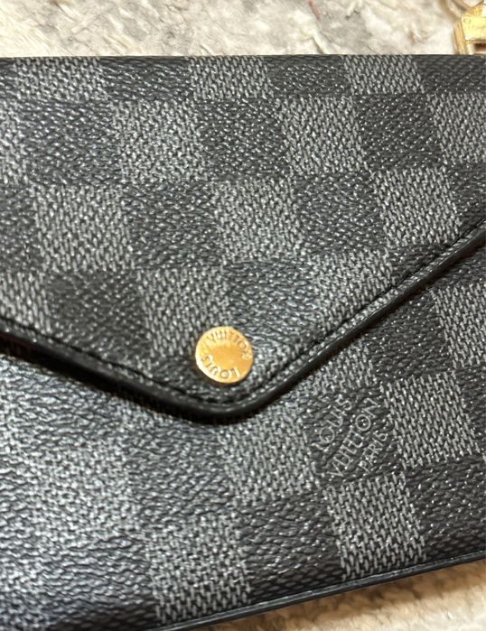 Geanta Louis Vuitton.