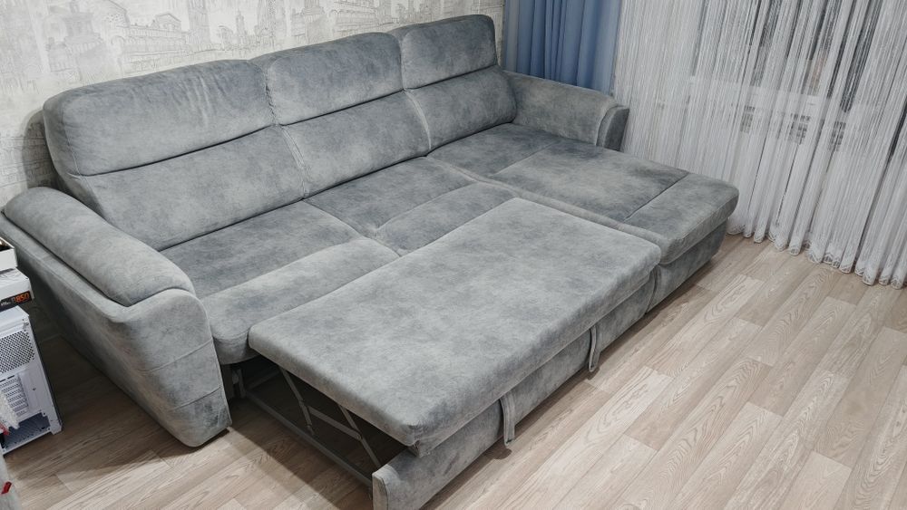 Раскладной угловой диван.