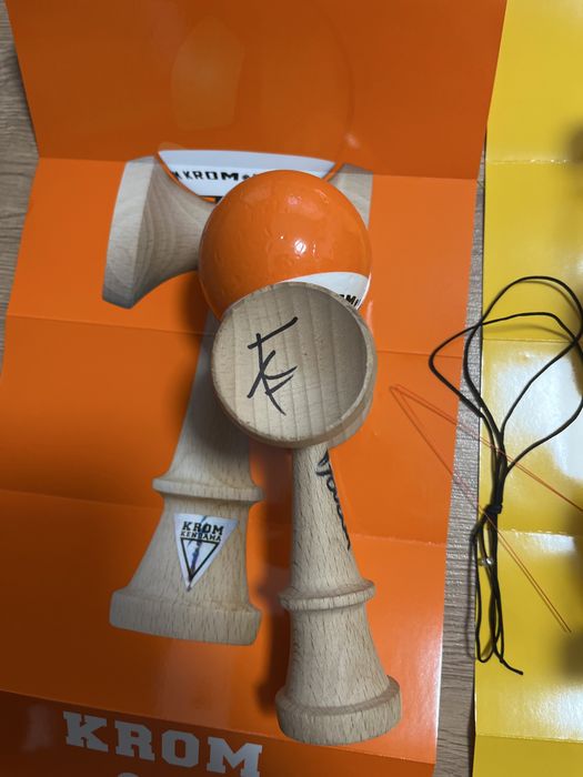 2 kendame krom pop cu autografe de la echipa x remus cu ațe de schimb si stickere(kendamele sunt originale)