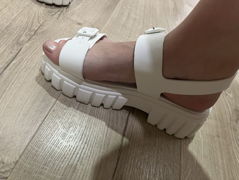 Бели дамски сандали