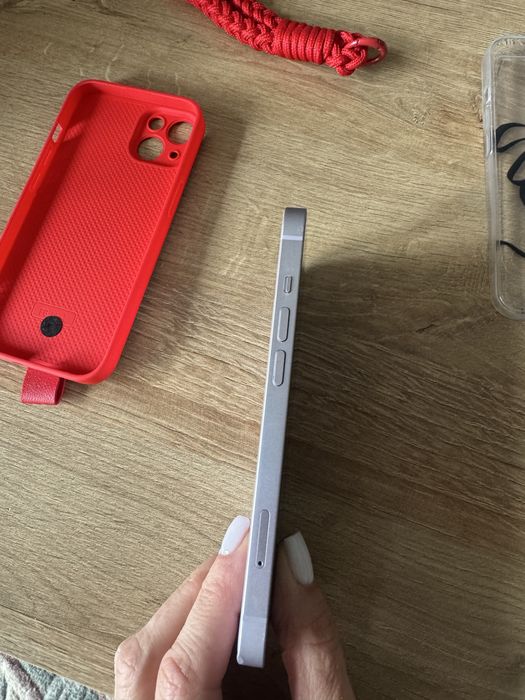 Iphone 14 с два кейса и зарядно