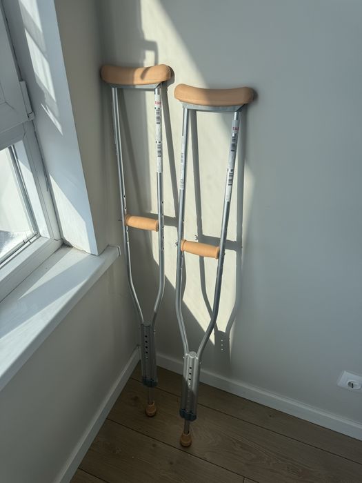 Костыли с запасными насадками