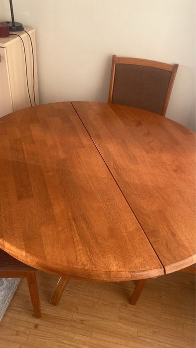 стол из дерево со стульями