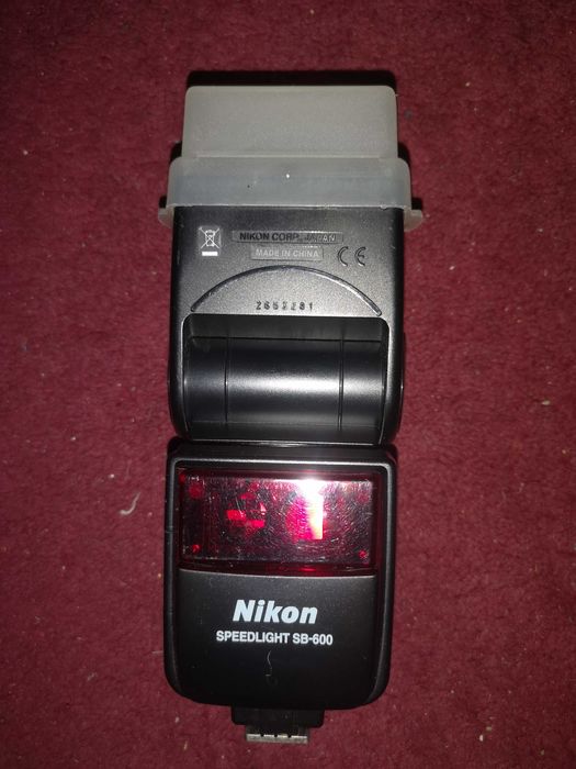 Bliț Nikon și Olympus