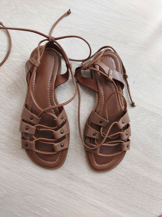 Кафяви и бели  сандали с  връзки и каишки-30лв.