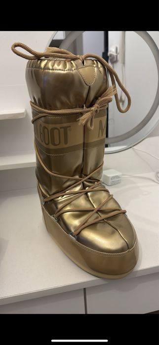 Moon Boot aurii noi